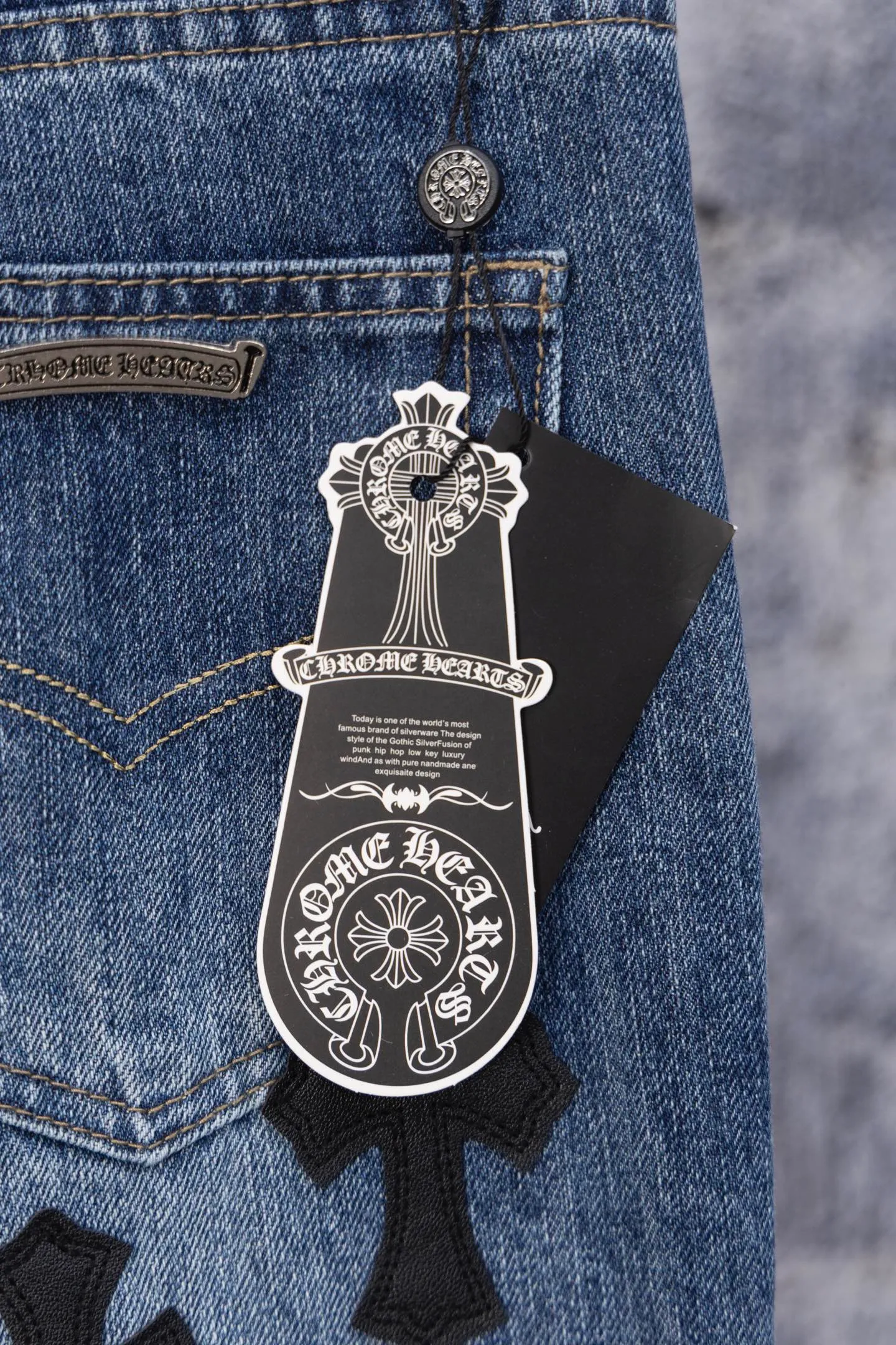 P260 CH Chromehearts limited edition black and white cross patch leather jeans, priced at 34W level, patchwork cross pattern embellishment, washed jeans! ! An absolutely high-end luxury product, a 1.9W-level god-level single product, a super popular product, made by top heavy industry, a magic weapon that cannot be missed! [About Zangyin] This is an extremely luxurious fashion brand that can also be called the aristocracy of the high street. It has always been an exclusive brand for some hipsters or rich second generations. Compared with ordinary high streets, it is more luxurious and noble. Compared with luxury brands, it is more fashionable and individual. It has always been a brand that I have a special liking for. [Top heavy industry fashion design] Consistently high-street luxury style. Speaking of this style, the Zangyin family and GU family are definitely the leading representative brands. Especially the Zangyin family has really achieved a state-of-the-art effect in creating high-street style. The unique washed material is used to create this style. The color system is already quite eye-catching. After it is decorated with patchwork cross flowers, it cleverly highlights the charm of the brand. Secondly, this style uses classic The high-waist cutting design highlights the long legs and fashionable temperament of the upper body. The brand is highly recognizable and the slim fit configuration is more suitable for daily wear. It is a product that interprets personality, fashion, and specifications at a glance. This single product is enough to make any fan excited. It can be a white T-shirt for a youthful college style, or a tight suspender for a royal style. It has strong matching ability and can be easily controlled by men.  [Materials and craftsmanship] Needless to say, this point goes without saying. As an excellent craftsman brand, Zangyin’s requirements for details and craftsmanship are really perfect. The washed color of this model has gone through so many processes, not to mention the embellishment of denim appliques. It is also purely hand-made and sewn. Just like what they believe in, only hand-made things have soul and have the meaning of wear. A top-notch heavy-duty fashionable denim item, I look forward to your perfect interpretation! !  Color: blue Size: 28-36